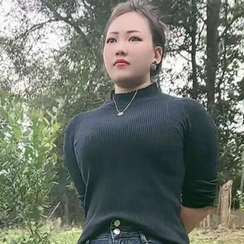 李玲，（一个人）