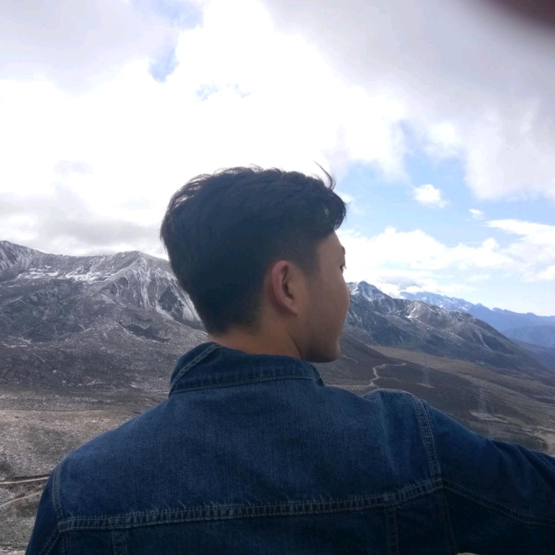 爱玩游戏的小何