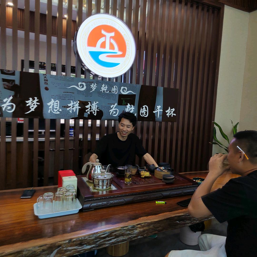 贵阳卖烧酒的万同学（小君哥）