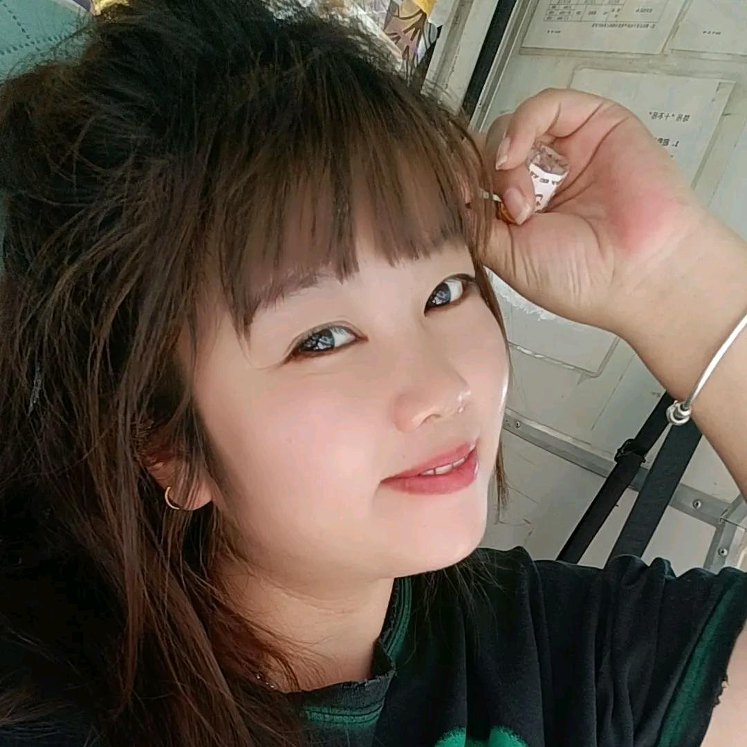点烟挡风的女人