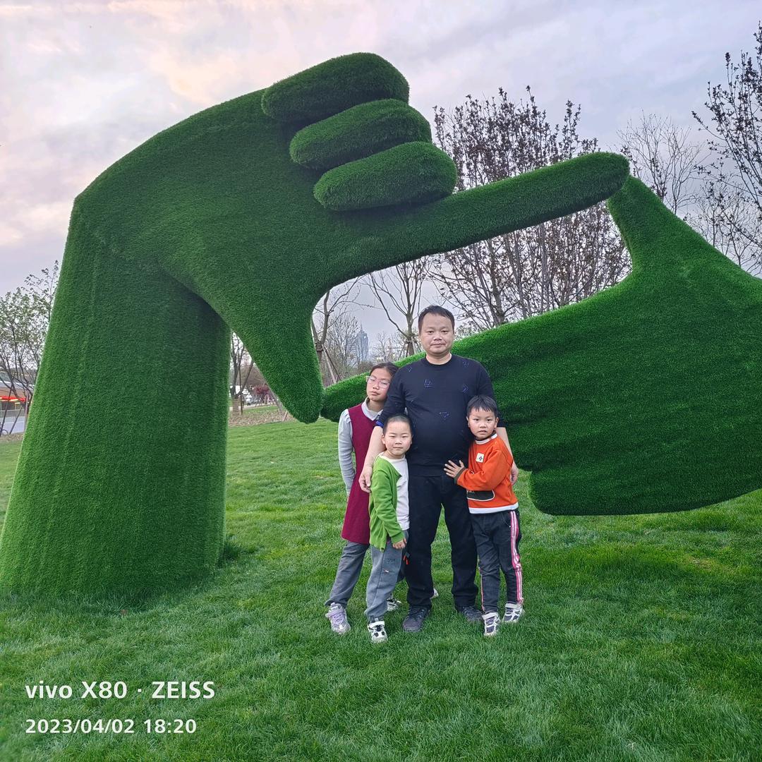 没穿内裤的小男孩