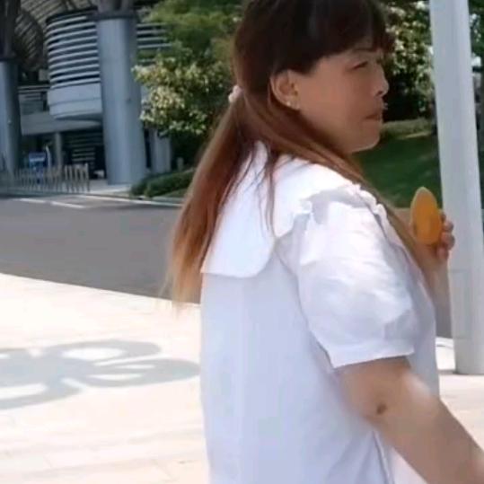 傻妞妹，霞LYM光早上7点46开播