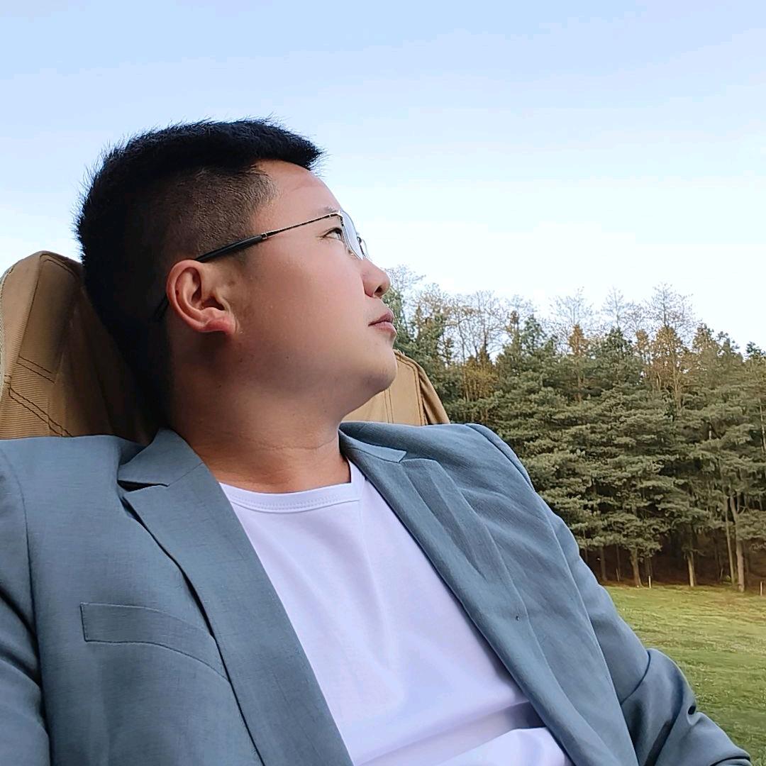 兄弟快看👀前面有个妞