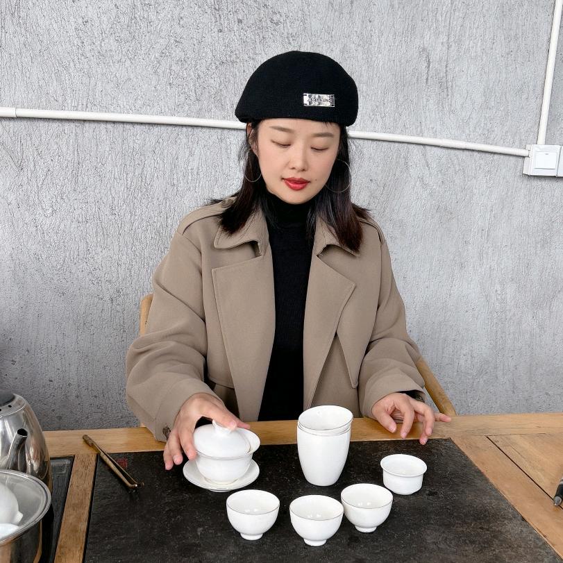 穿粉红袜子的猫