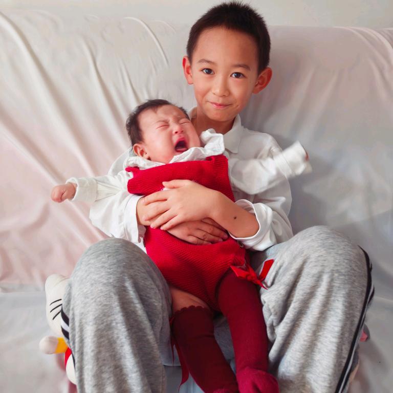 宝妈与宝贝手拉手