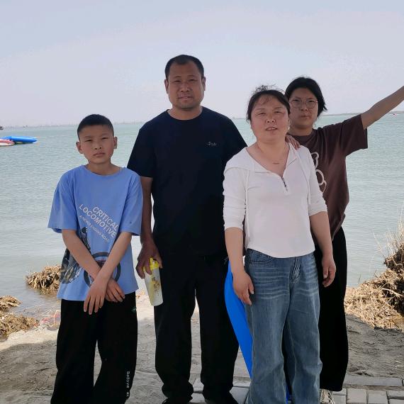 幸福的。 一家人