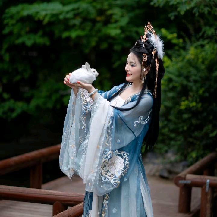 飞波儿百仕达店小凤