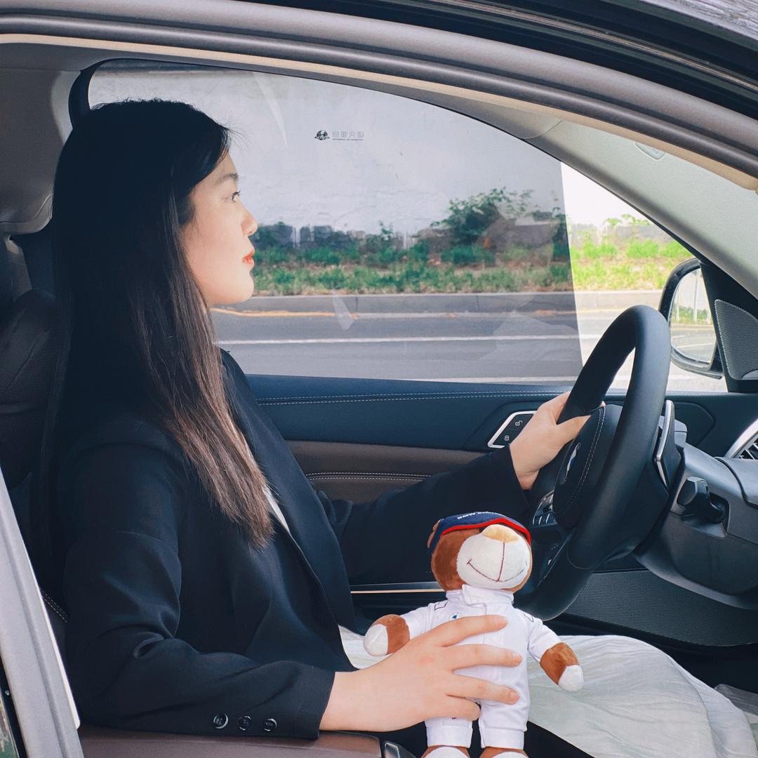 开宝马X5的月月