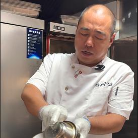 郑老实在做扣碗