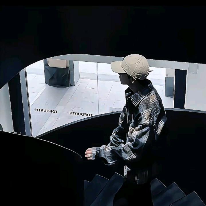 她是一个没有安全感的胆小鬼