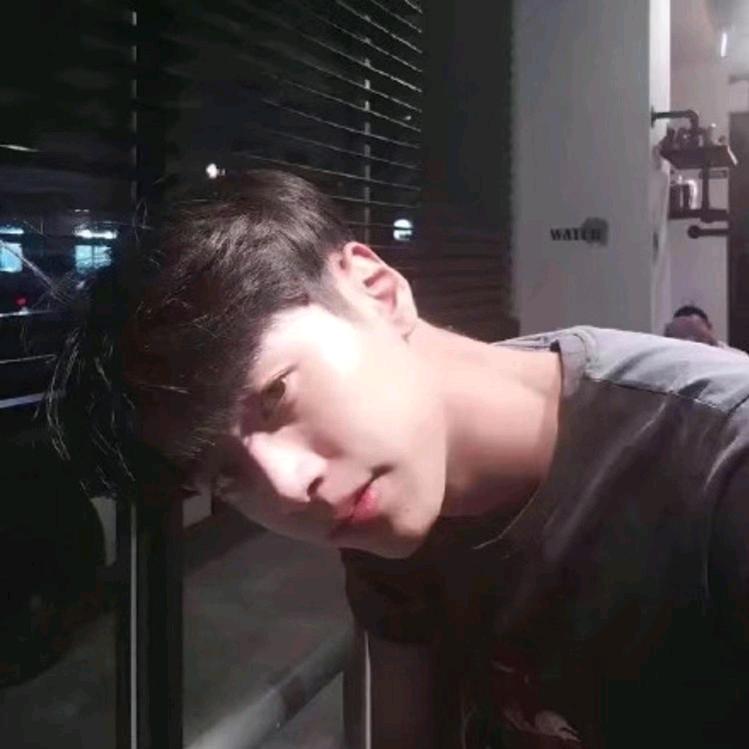 在炉子旁的电动车.