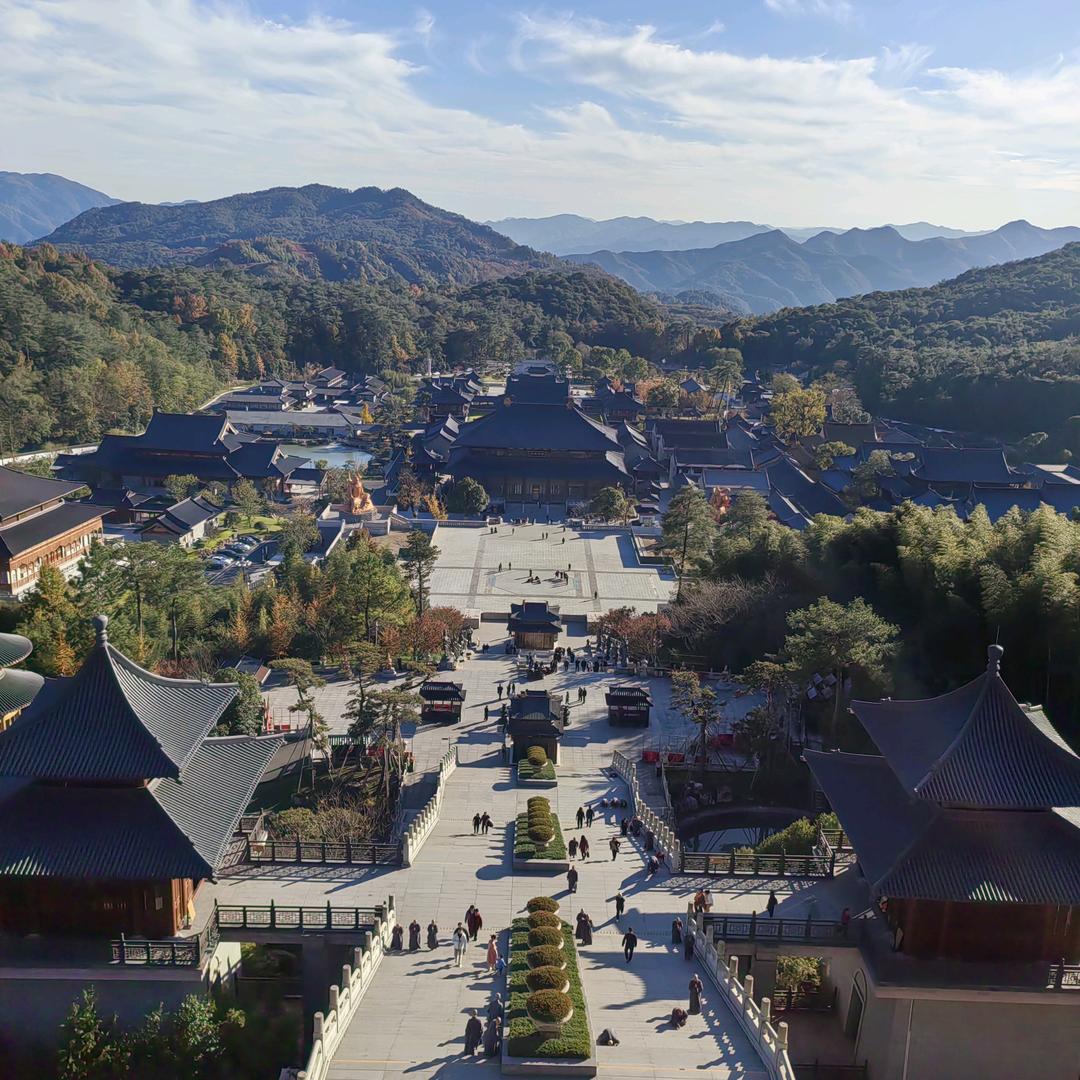 酒红色嘴巴的粉色狗熊