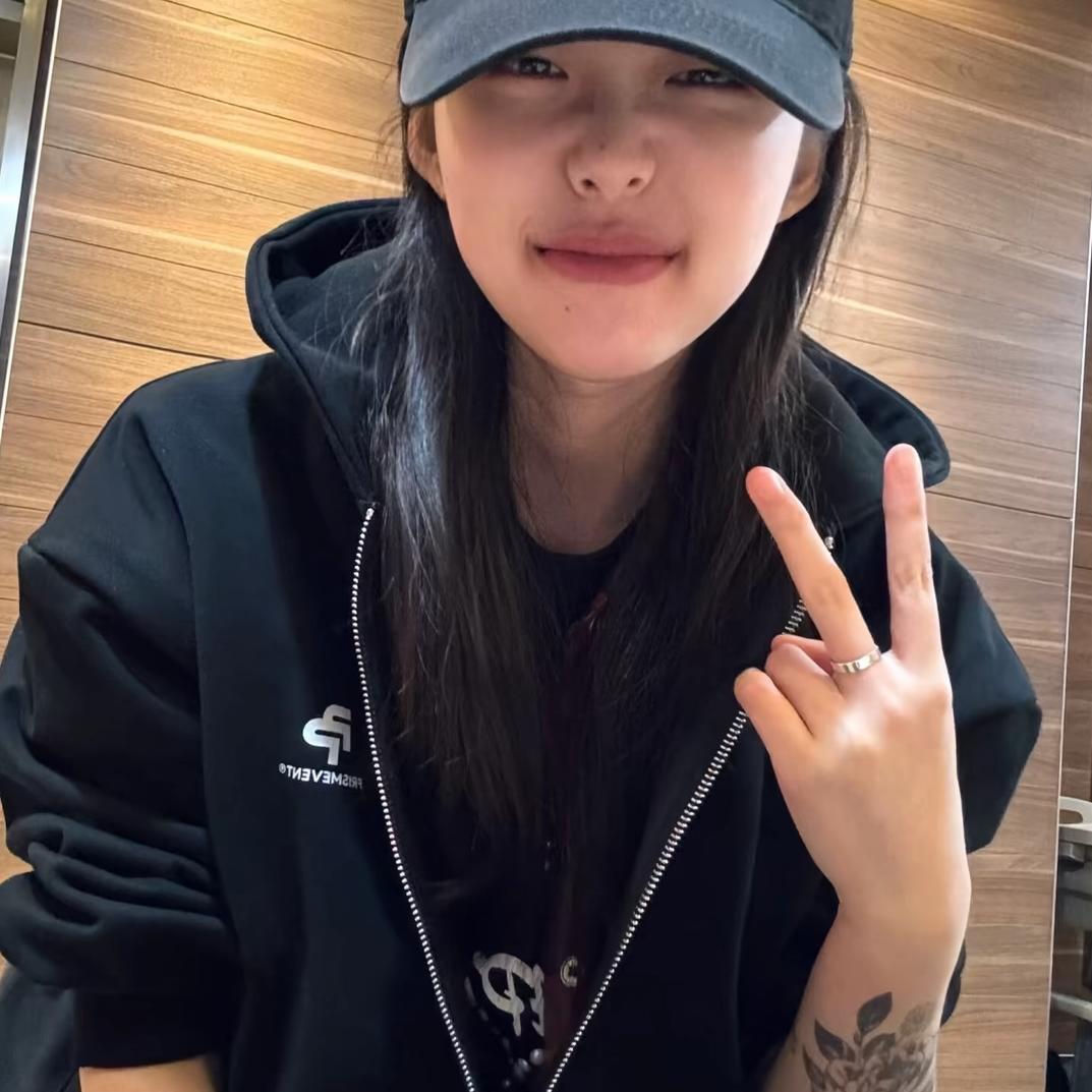 拍照只会比耶