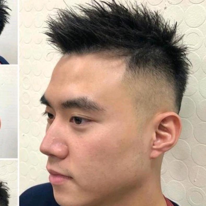 路灯下的赶路人