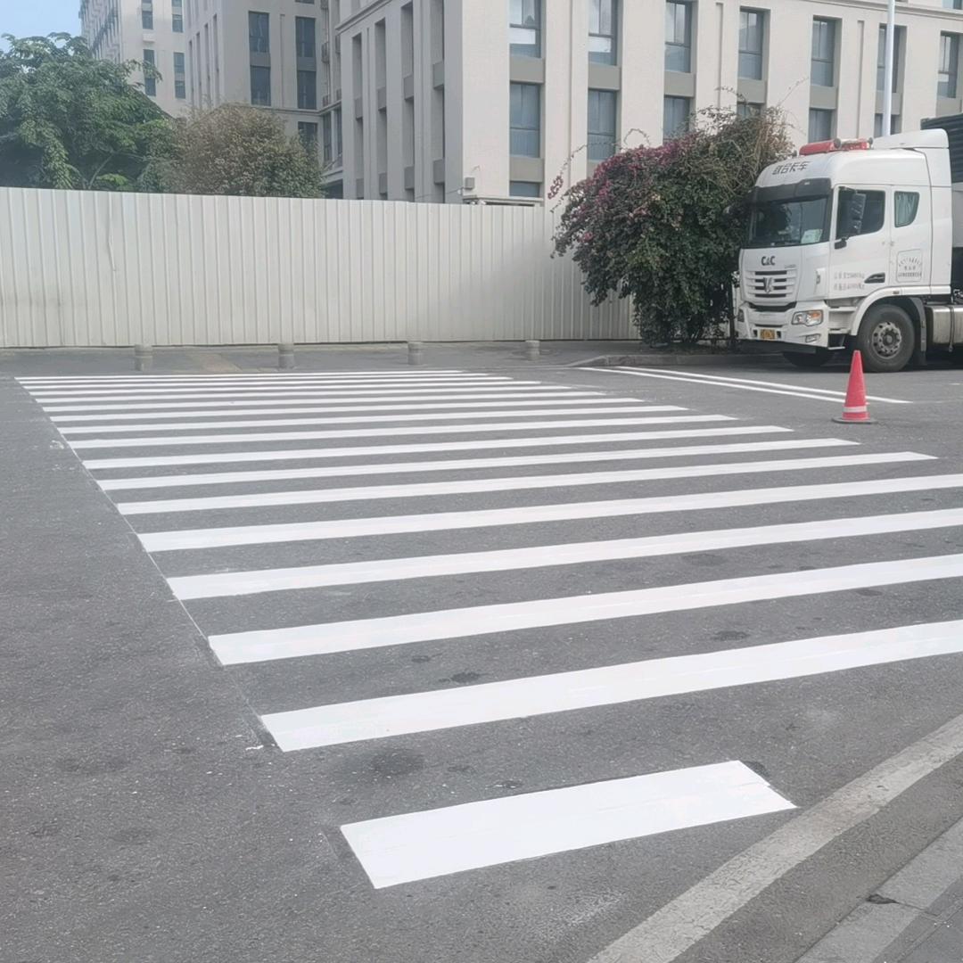 公路标线。 小叶