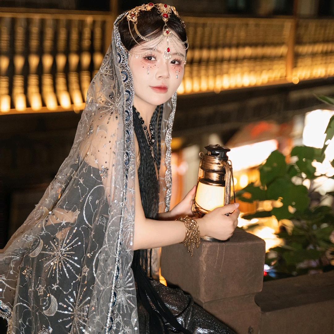 亚亚(城上城)轻素栖花里