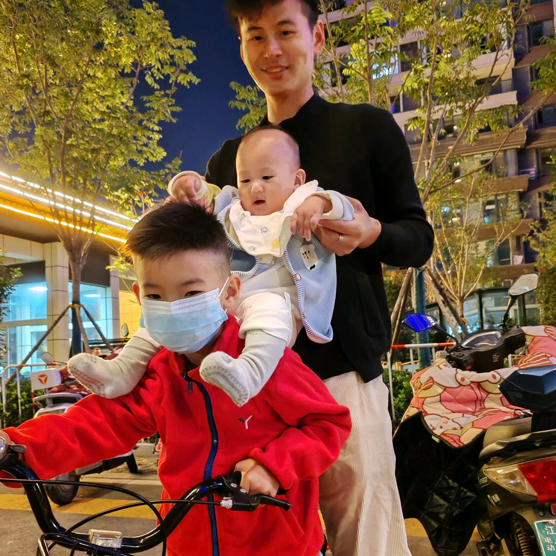 村口的小芳