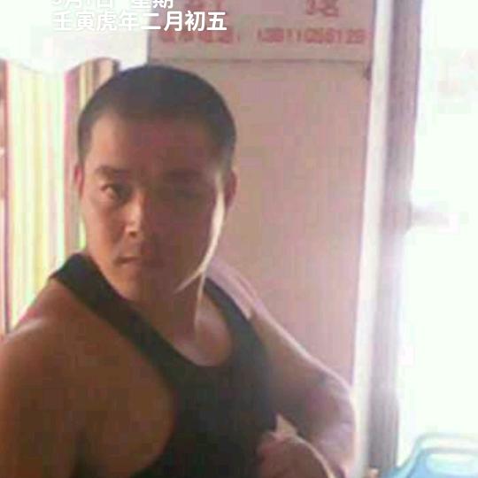 光膀子扎领带！