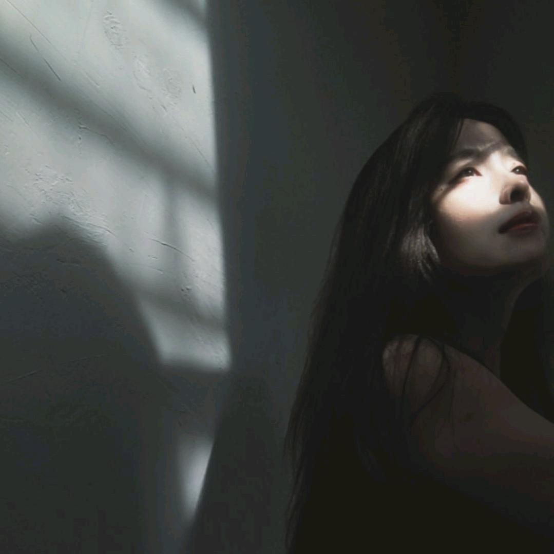 她