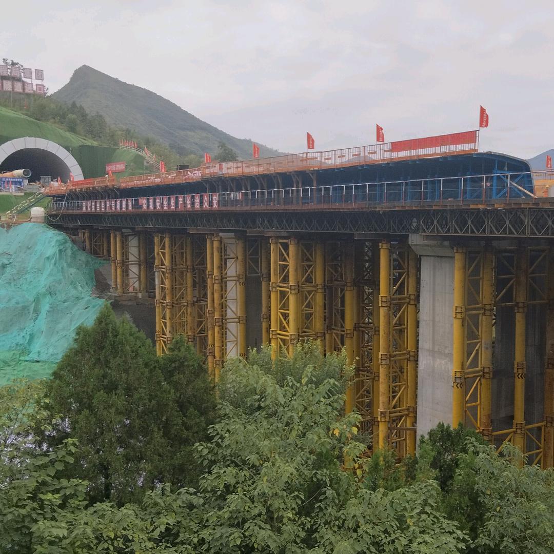 桥梁钢支撑贝雷片施工队小徐