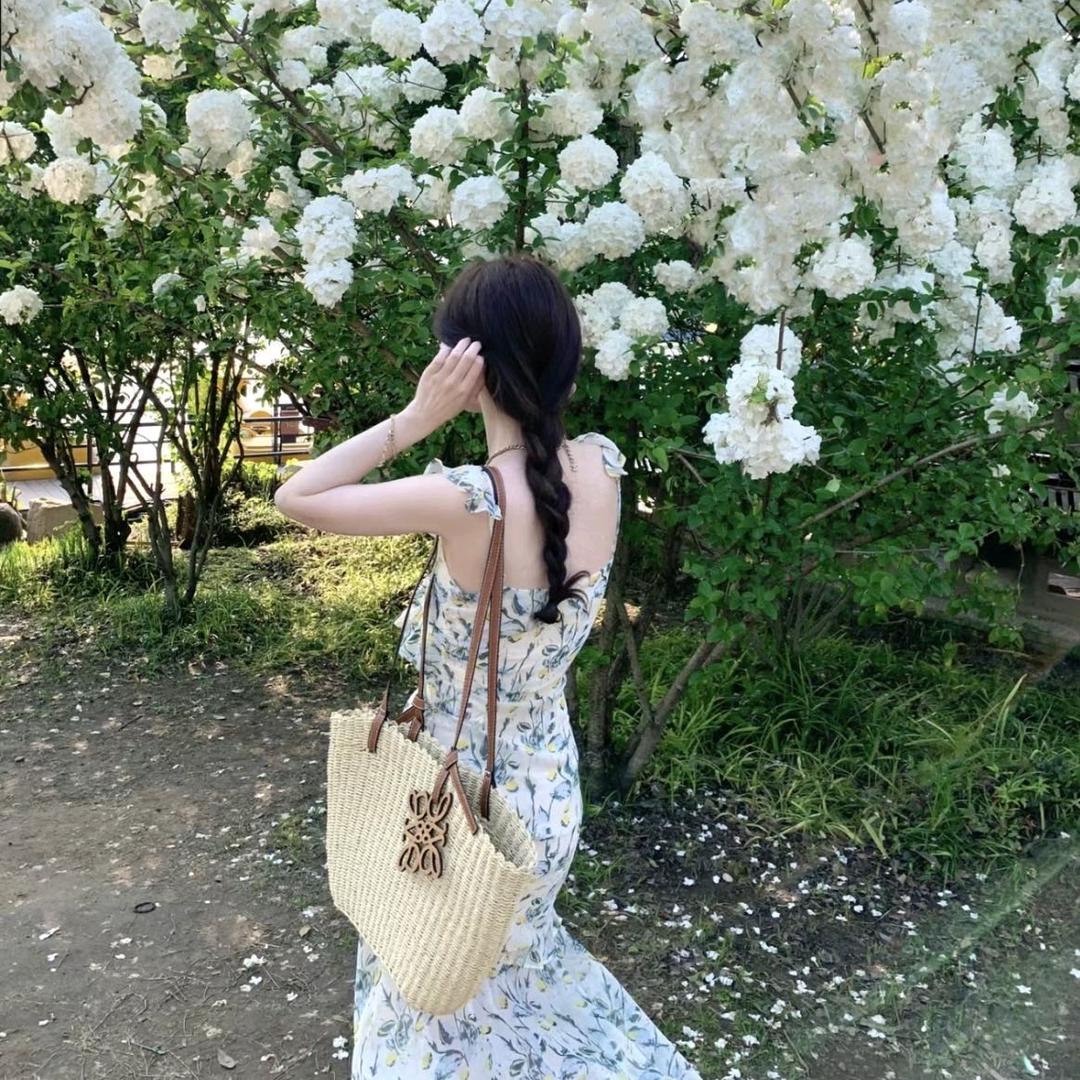 艳.