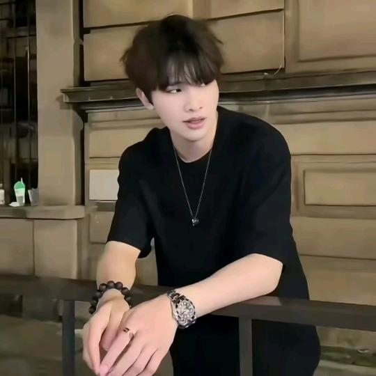 八美元