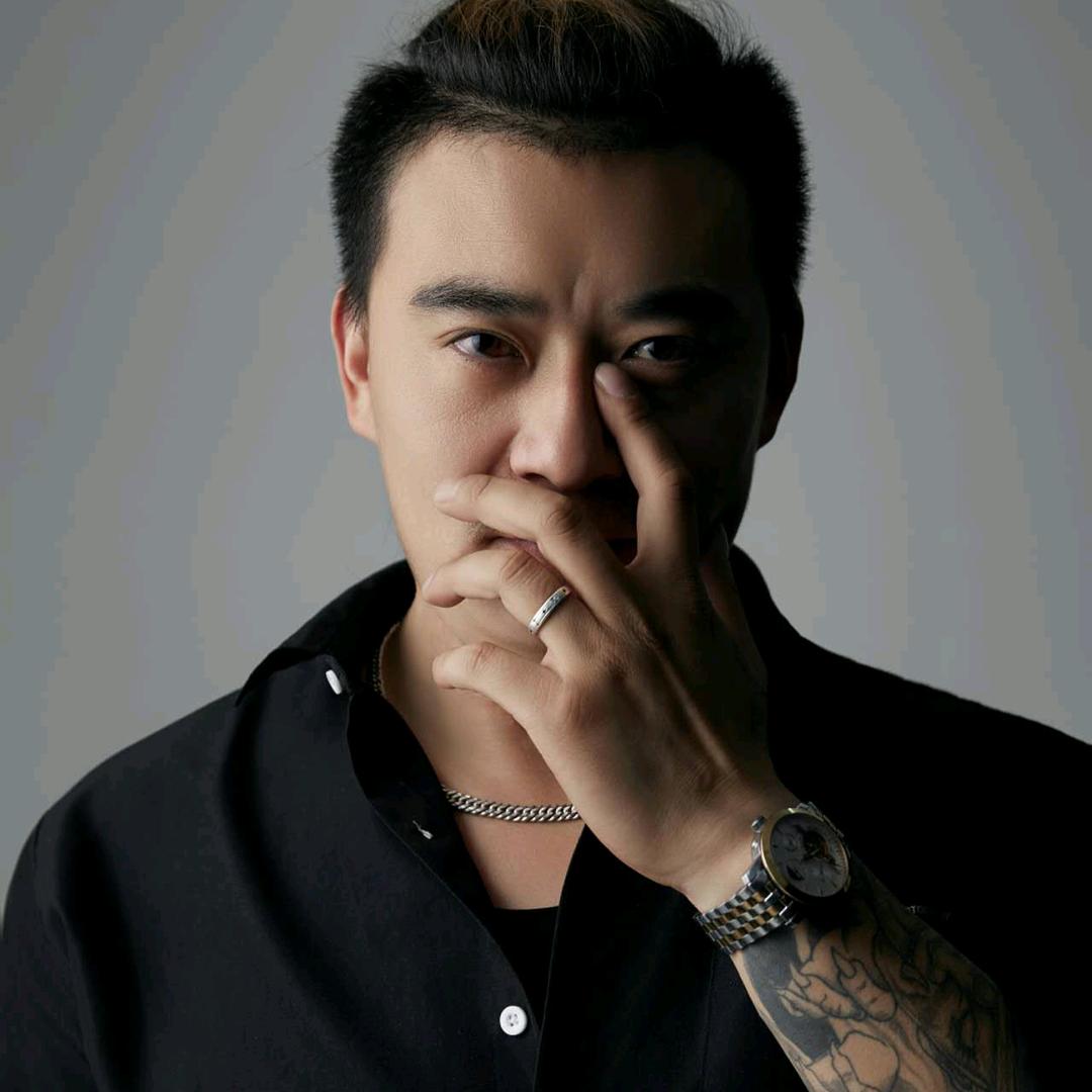 一个会拍新生儿纪实的摄影师