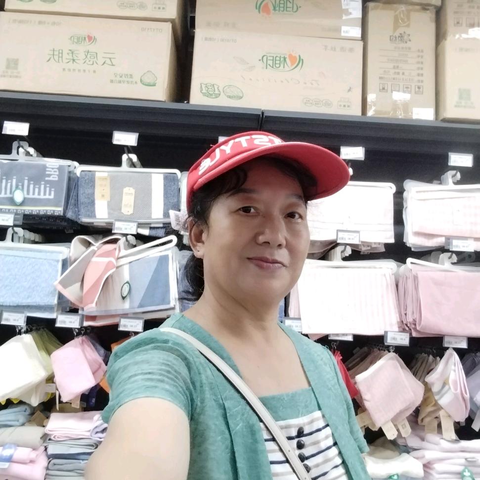 华姐六o年的老鼠。从小就喜欢音乐。