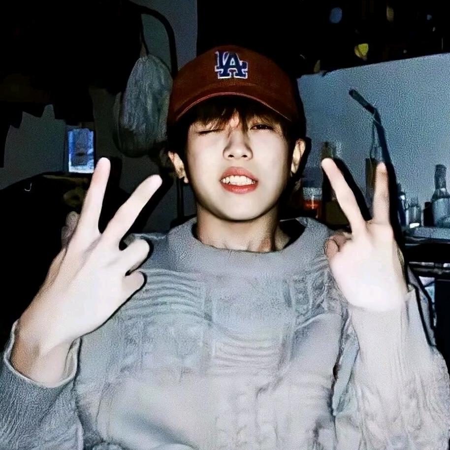 半夜爬起来照镜子发现自己太帅了直接帅死