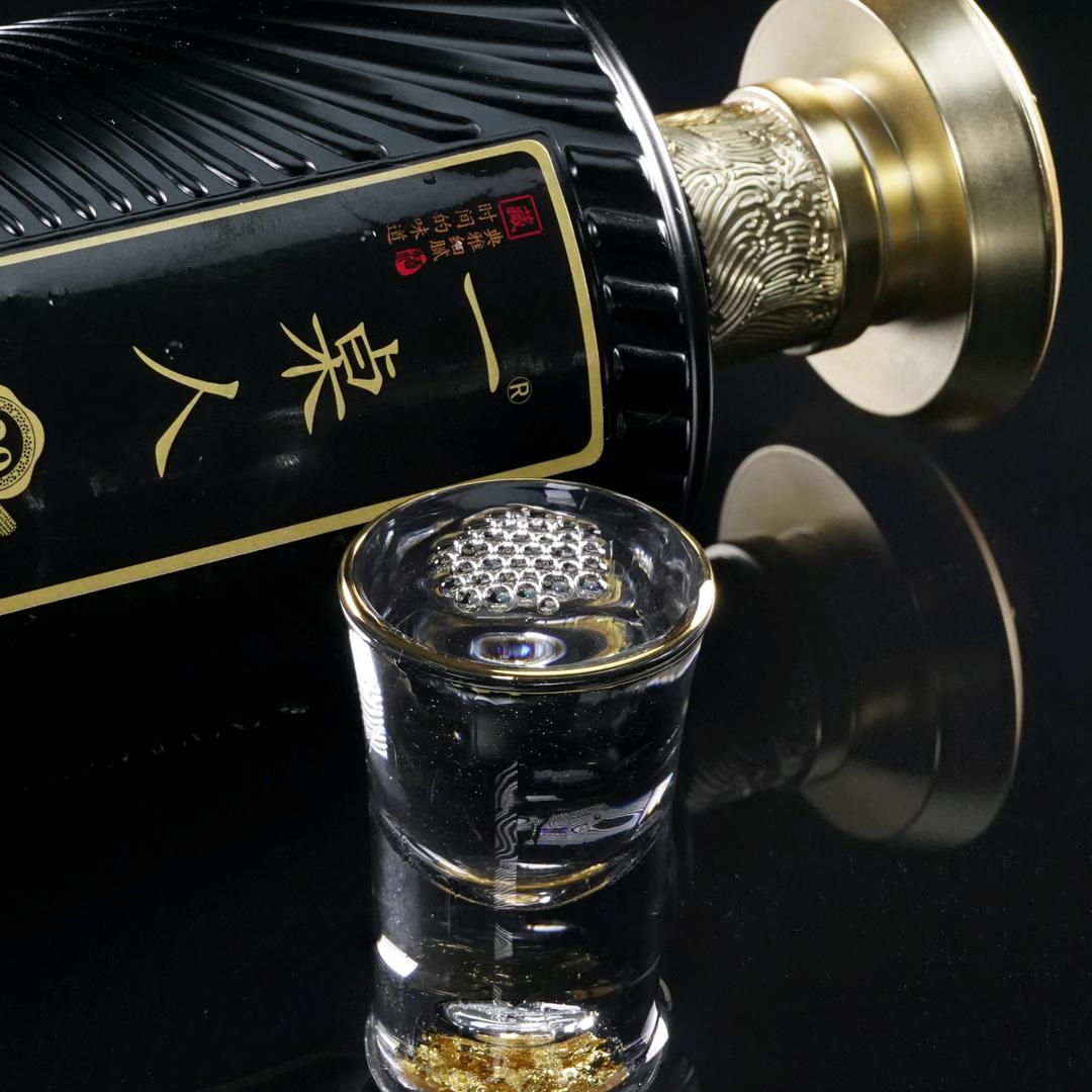 一桌人🄬用“干杯”拥抱美好