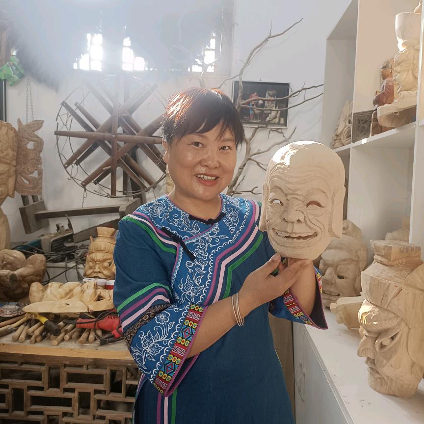 傩面具雕刻传承人杨云霞