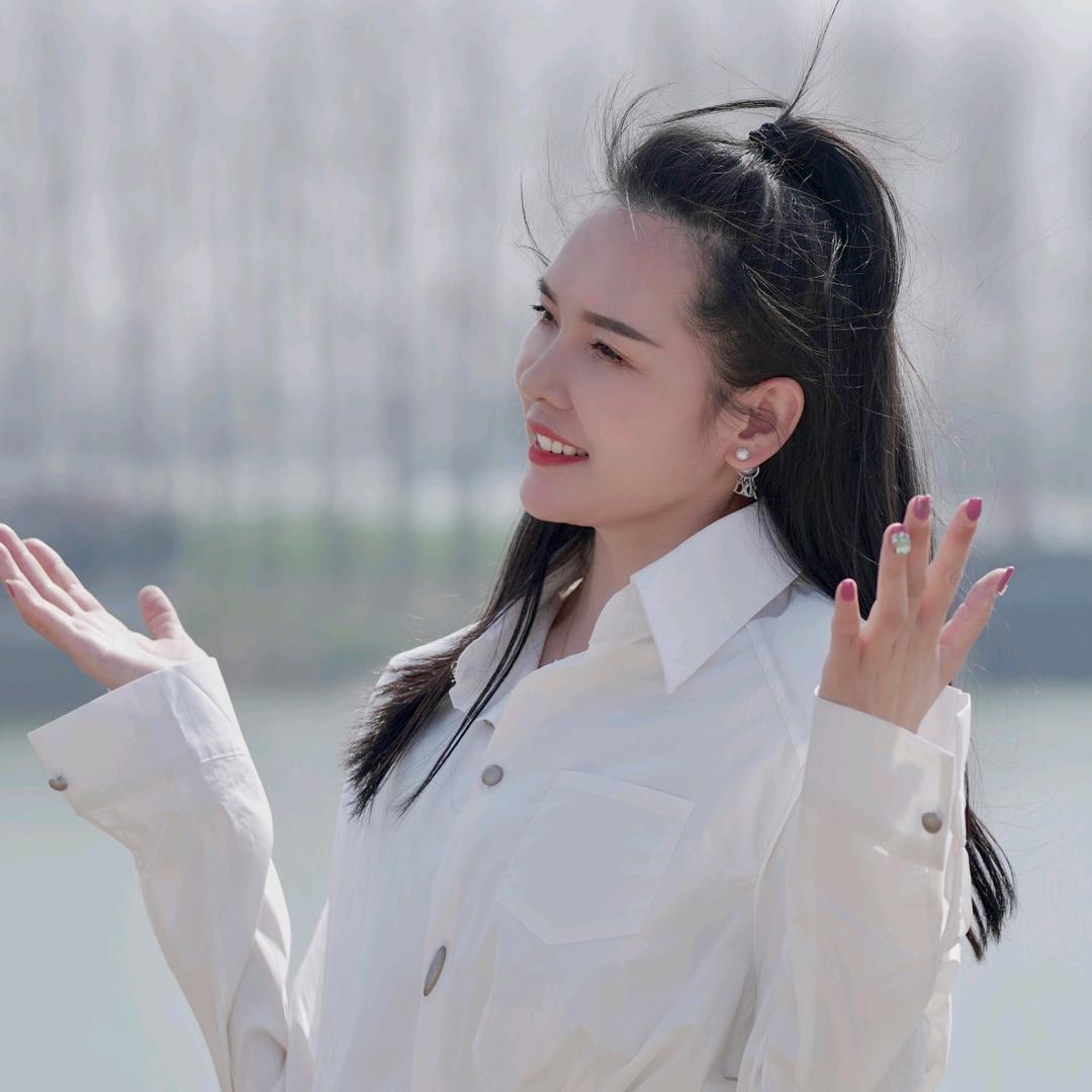 周婷婷（户外唱歌）