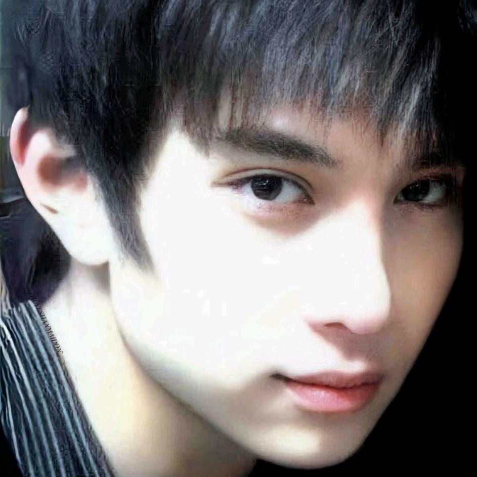 抱着小羊想月亮