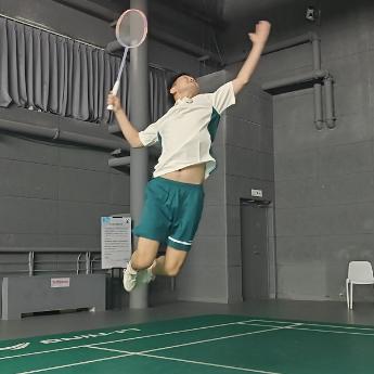 振哥贼溜🏸