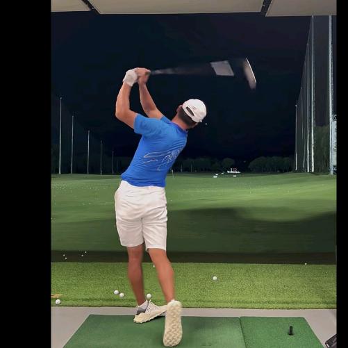 打高尔夫的小老头