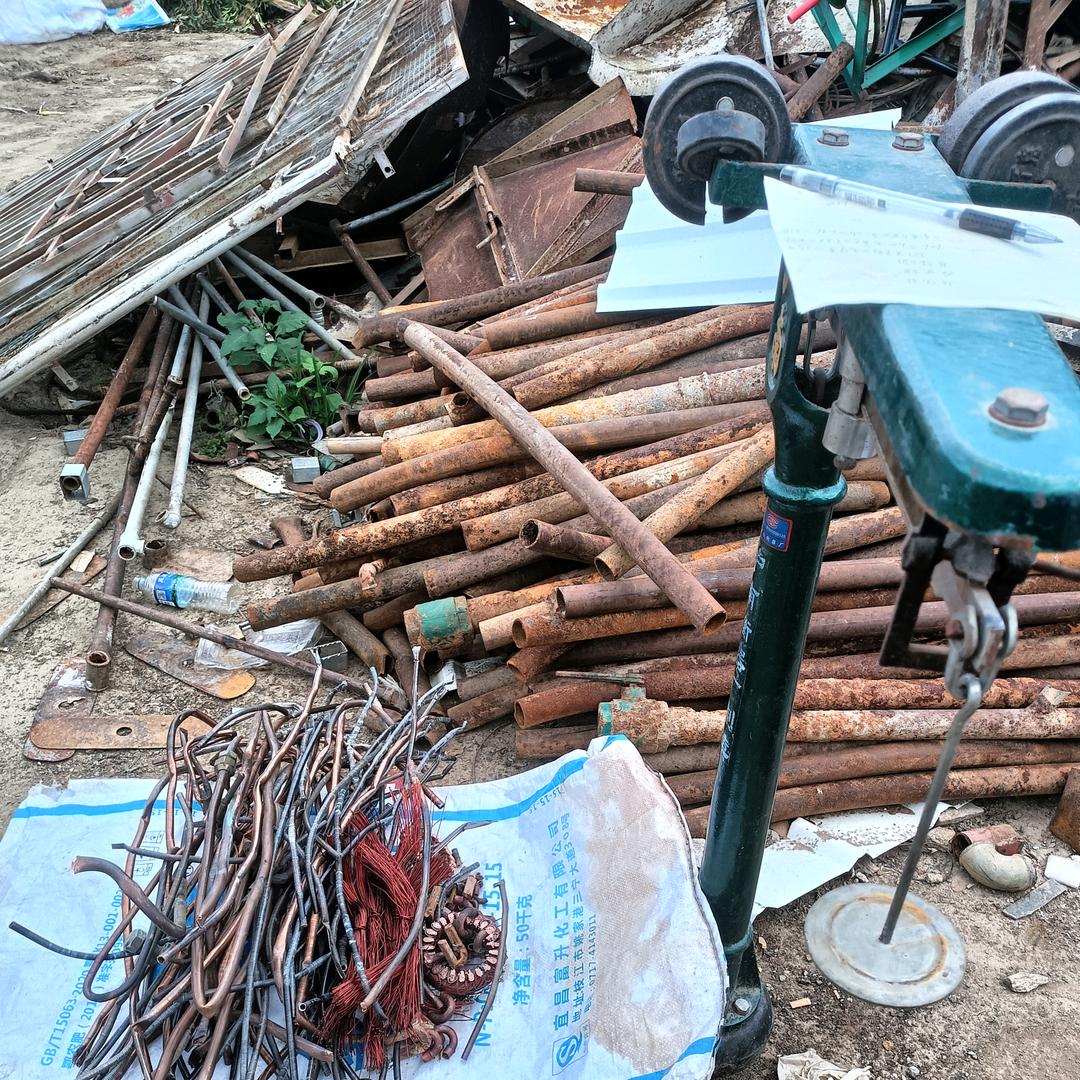 小李回收废旧金属，