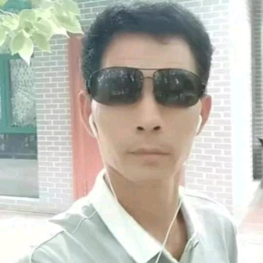 暴雨下的一把伞