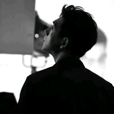 佯装执着