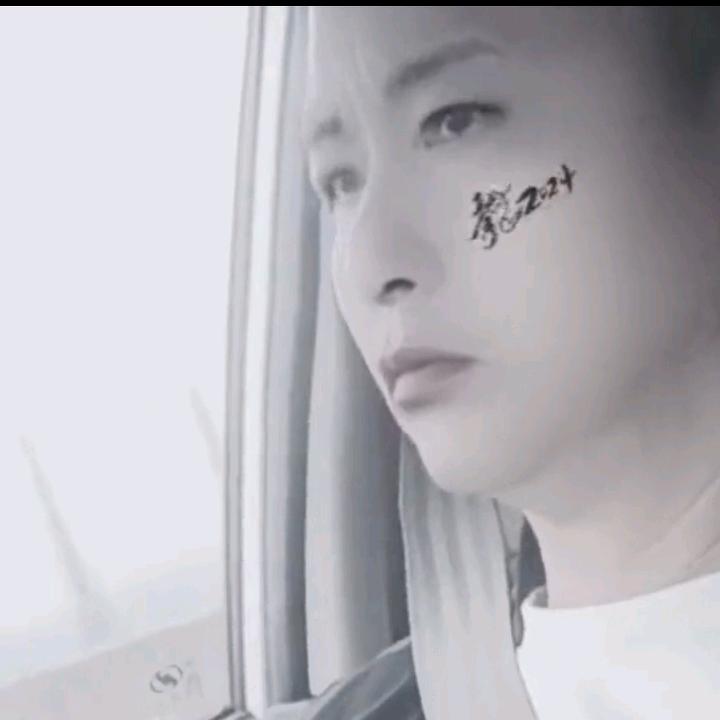 沙漠里面的风雨中