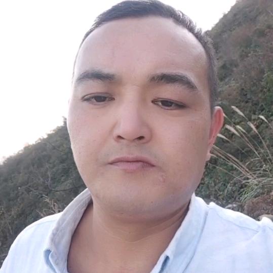 高山下的男人，