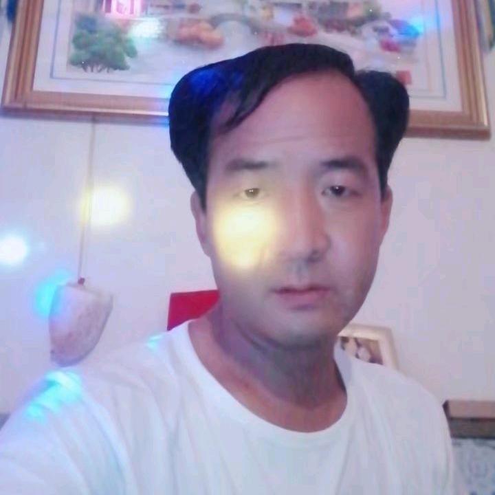 外表坚强掩饰着内心的伤