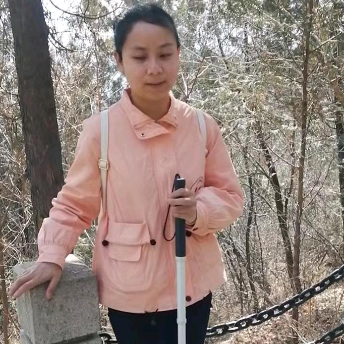 视障女孩小巧