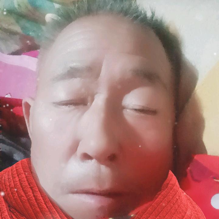 看戏开心喜唱人，平安快乐每一天-。