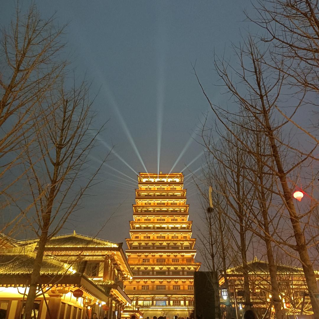 八月