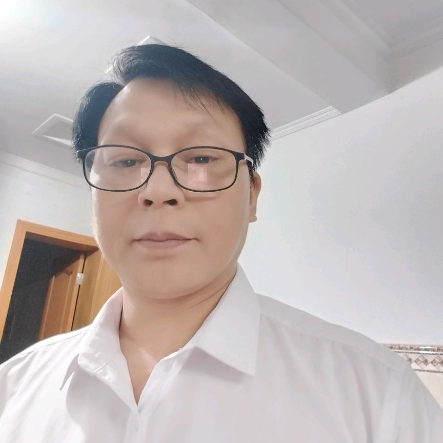 面带笑容