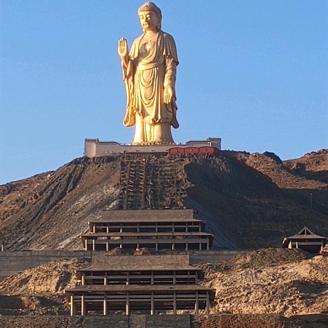 吸着烟徘徊街头