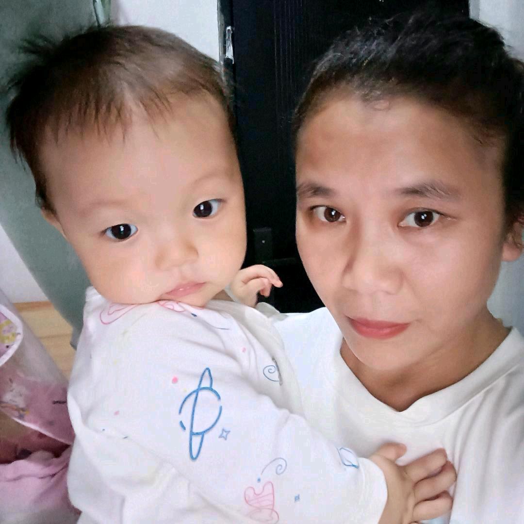 单亲妈妈带着女儿（低谷期）