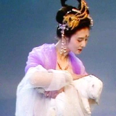 抱着嫦娥烤玉兔
