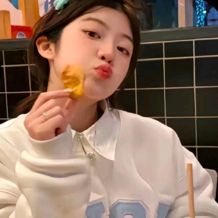 溪溪怀里藏着一只喵