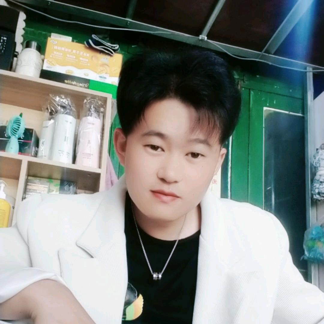 一双单眼皮的小眼睛